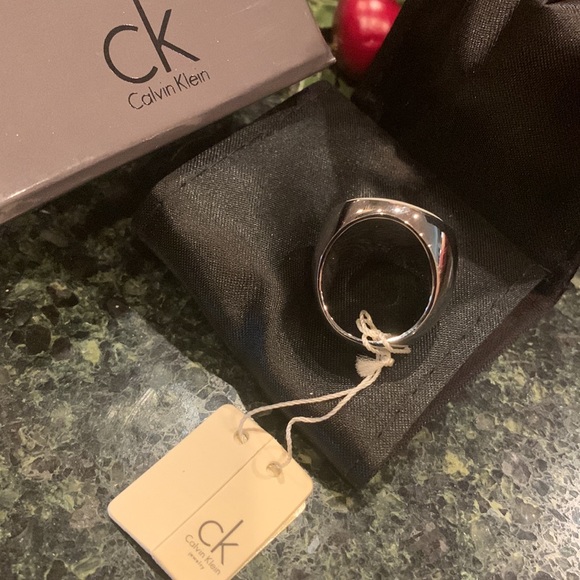 CALVIN KLEIN fashion ring white oval stone silver toned metal heavy jewelry new - Picture 4 of 9
